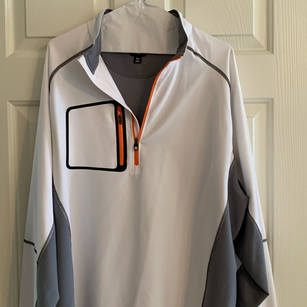 Beautiful men’s windbreaker great for golf.